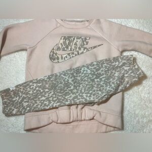 Nike Light Pink Sweatshirt and Patterned Leggings Set